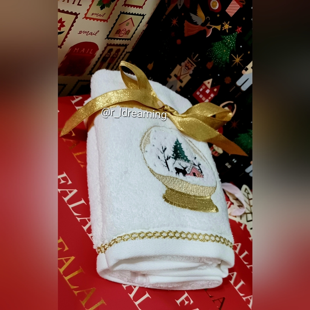 NWT Holiday Snow Globe Set Of Two Hand Towels with Gold Accents